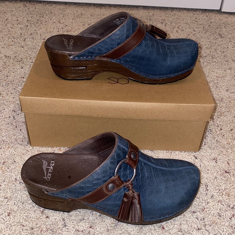 Dansko Shandi Bohemian Snakeskin Blue Leather Slip-on Clogs. Size 38